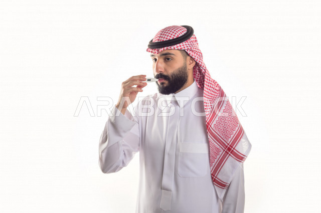بورتريه لشاب سعودي خليجي يعاني من حمى شديدة ، ،ارتفاع درجات الحرارة ، جهاز قياس درجات الحرارة ، حالة مرضية ،  خلفية بيضاء
