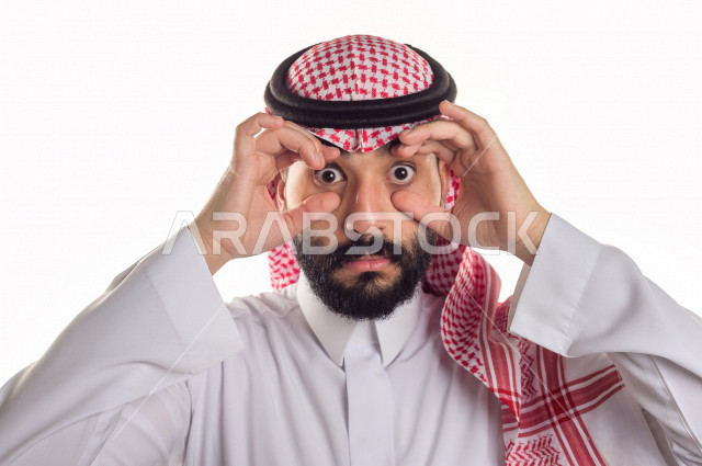 بورتريه رجل عربي سعودي خليجي يعاني من مشاكل صحية في عينه ، احمرار و وجع العيون ، مشاكل صحية ، حالات مرضية ، خلية بيضاء