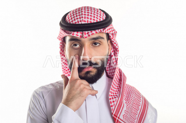 بورتريه رجل عربي سعودي خليجي يعاني من مشاكل صحية في عينه ، احمرار و وجع العيون ، مشاكل صحية ، حالات مرضية ، خلية بيضاء