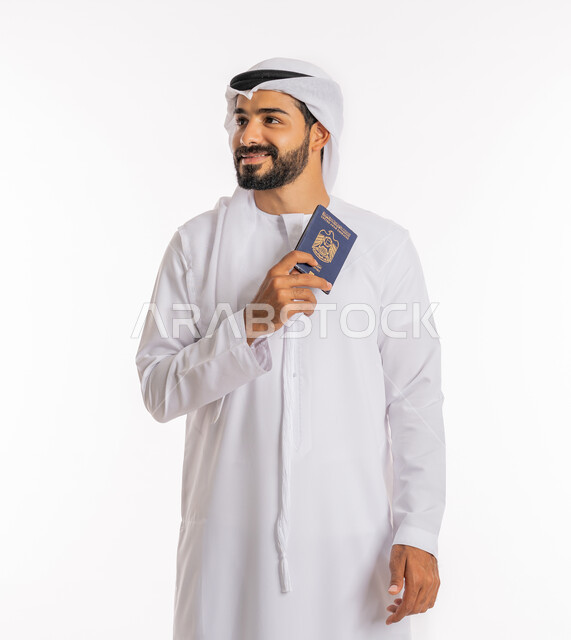 إيماءات السرور والفرح، مفهوم السياحة والسفر، شعار دولة الامارات العربية المتحدة، تأشيرة سفر دولية، تعابير البهجة والسرور، بورتريه لرجل عربي خليجي اماراتي يرتدي الكندورة والغترة يحمل بيده الباسبور، خلفية بيضاء
