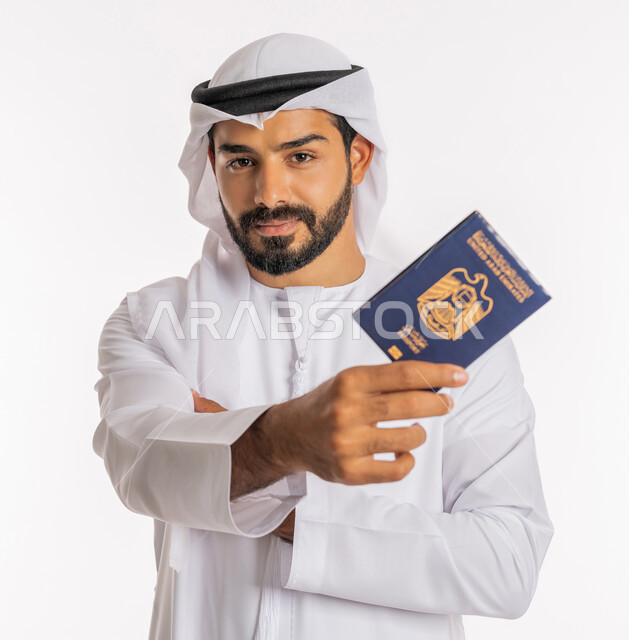 شعار دولة الامارات العربية المتحدة، إيماءات الفرح والسعادة، مفهوم السياحة والسفر، تأشيرة سفر دولية، بورتريه مقرب لرجل عربي خليجي اماراتي يرتدي الكندورة والغترة يحمل بيده الباسبور، تعابير البهجة والسرور، خلفية بيضاء