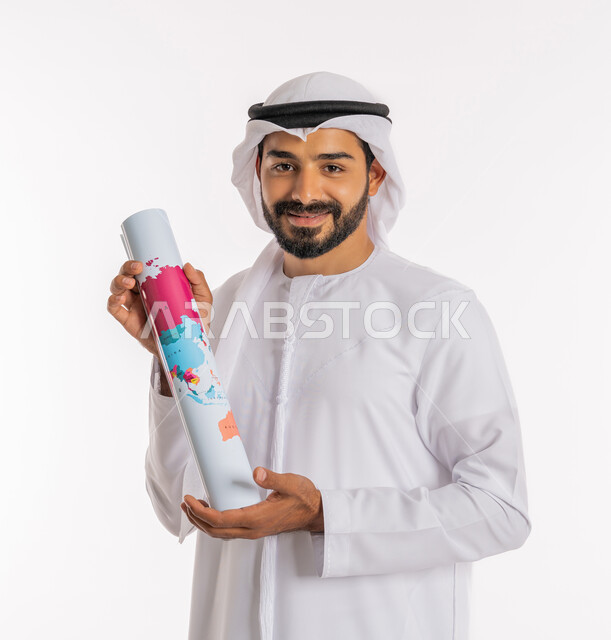 ايماءات السرور والسعادة، تحديد مسار سير الرحلة، القيام بجولات سياحية ترفيهية، مفهوم السياحة والسفر، البحث والاستكشاف حول العالم، بورتريه مقرب لرجل عربي خليجي اماراتي يرتدي الكندورة والغترة يحمل بيده الخريطة، خلفية بيضاء