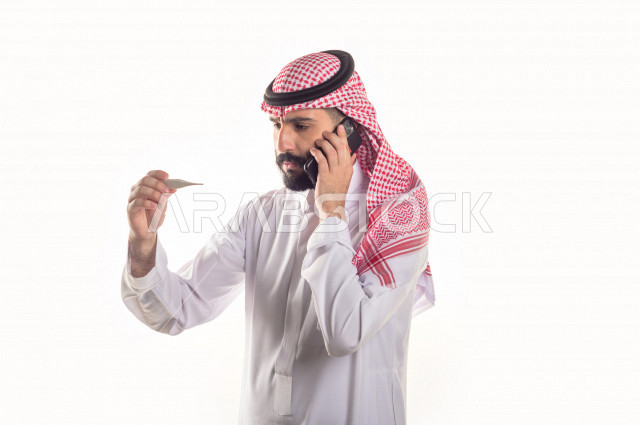 بورتريه لشاب سعودي خليجي يعاني من حمى شديدة ، ،ارتفاع درجات الحرارة ، جهاز قياس درجات الحرارة ، حالة مرضية ،  خلفية بيضاء
