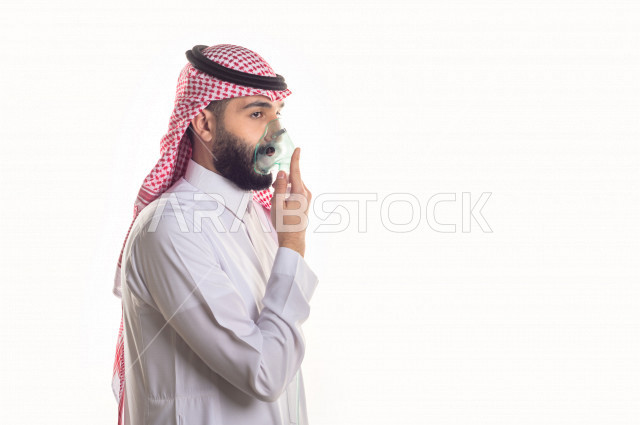 بورتريه لرجل سعودي خليجي مريض بإيماءات الوجه و اليدين التي تدل على الألم والمعاناه ، خلفية بيضاء