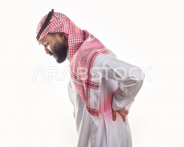 بورتريه لشاب سعودي خليجي مريض بايماءات الوجه و اليدين التي تدل على الألم و المعاناه ، آلام في الظهر، حالة مرضية ،  خلفية بيضاء