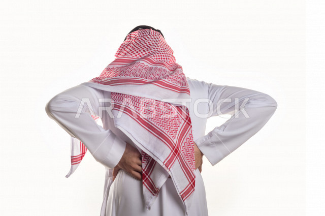 بورتريه لشاب سعودي خليجي مريض بايماءات الوجه و اليدين التي تدل على الألم و المعاناه ، آلام في الظهر، حالة مرضية ،  خلفية بيضاء