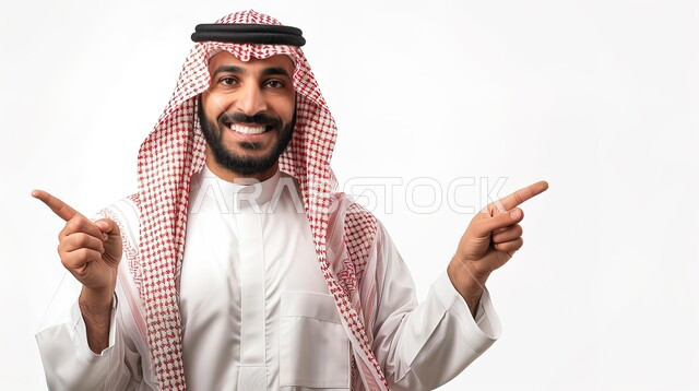 إيماءات الامتياز والجودة، مفهوم القبول والموافقه، بورتريه مقرب لرجل عربي خليجي سعودي يرتدي الزي التقليدي يرفع اصبع الابهام بتعابير الإعجاب والرضى، خلفية بيضاء