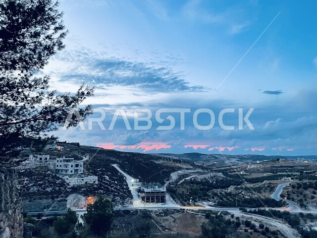 المدرجات الزراعية في فلسطين، النباتات والأشجار الخضراء على سفوح الجبال، البيوت والمباني السكنية على القمم والمرتفعات الجبلية، منظر السماء المليئة بالغيوم، خلفية الطبيعة