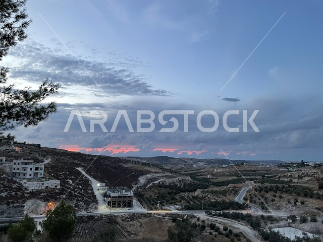 الأشجار والنباتات الخضراء على سفوح الجبال، المدرجات الزراعية في فلسطين، البيوت والمباني السكنية على القمم والمرتفعات الجبلية، منظر السماء المليئة بالغيوم، خلفية الطبيعة