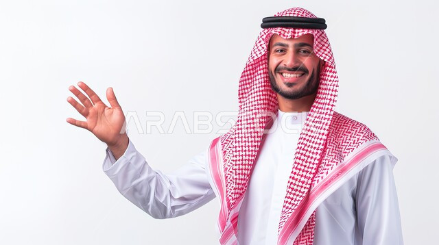 تعابير الترحيب والاستقبال، الشعور بالفرح والسرور، بورتريه مقرب لرجل عربي خليجي سعودي يرتدي الزي التقليدي يرفع يديه بإيماءات السعادة، الاهتمام بالأناقة والمظهر الخارجي، خلفية بيضاء