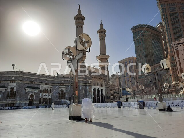 Performing Hajj and Umrah rituals, pilgrims and pilgrims in the outer courtyard of the Grand Mosque in Mecca during the day, Islamic religious landmarks in the Kingdom of Saudi Arabia, Islamic architectural art of the towers surrounding the Holy Mosque of Mecca