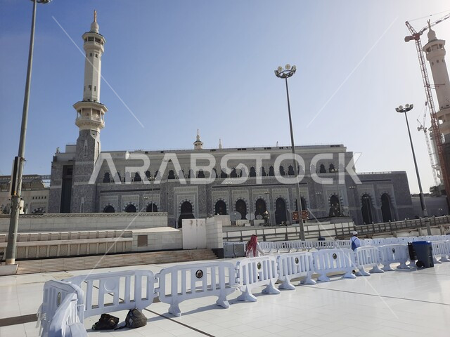معالم دينية إسلامية في المملكة العربية السعودية، الفن الهندسي المعماري على الطراز الإسلامي للقبب والمآذن، أداء مناسك الحج والعمرة، الحجاج والمعتمرين في الساحة الخارجية للمسجد الحرام في مكة المكرمة في النهار