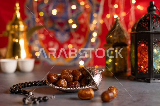 فانوس رمضان, إضاءة رمضان, زينة شهر رمضان،مشاركة الاجواء الرمضانية الرائعة ، بعض الأصناف من المأكولات العربية اللذيذة ، شهر رمضان ، رمضان كريم 
