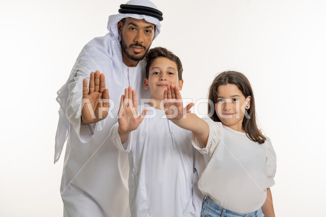 الأمر بالتوقف عن فعل شيء ما و النهي عنه, عائلة عربية خليجية إماراتية تشعر بالإنزعاج و الرفض والإمتناع، الصمت التوقف عن الكلام، بورتريه لأب إماراتي وأطفاله يرفعون كفهم للأعلى, خلفية بيضاء