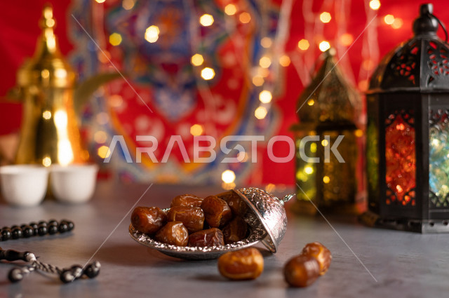 فانوس رمضان, إضاءة رمضان, زينة شهر رمضان،مشاركة الاجواء الرمضانية الرائعة ، بعض الأصناف من المأكولات العربية اللذيذة ، شهر رمضان ، رمضان كريم 