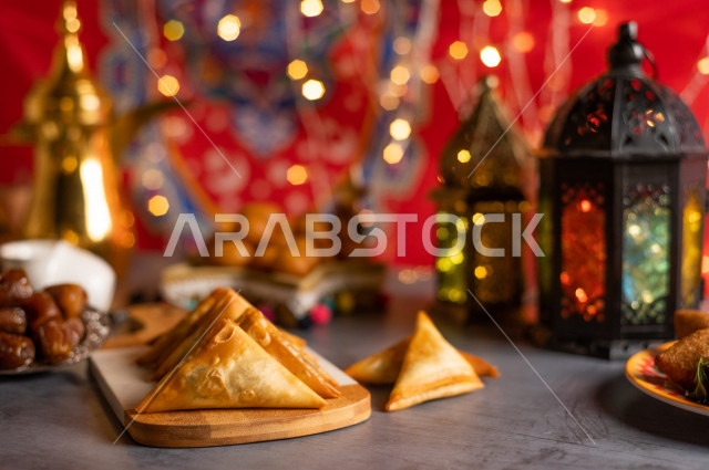 فانوس رمضان, إضاءة رمضان, زينة شهر رمضان،مشاركة الاجواء الرمضانية الرائعة ، بعض الأصناف من المأكولات العربية اللذيذة ، شهر رمضان ، رمضان كريم 