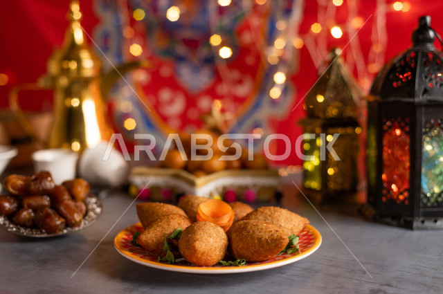 فانوس رمضان, إضاءة رمضان, زينة شهر رمضان،مشاركة الاجواء الرمضانية الرائعة ، بعض الأصناف من المأكولات العربية اللذيذة ، شهر رمضان ، رمضان كريم 