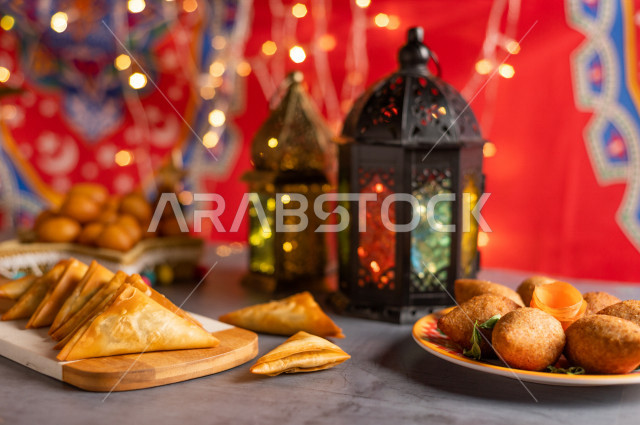 فانوس رمضان, إضاءة رمضان, زينة شهر رمضان،مشاركة الاجواء الرمضانية الرائعة ، بعض الأصناف من المأكولات العربية اللذيذة ، شهر رمضان ، رمضان كريم 