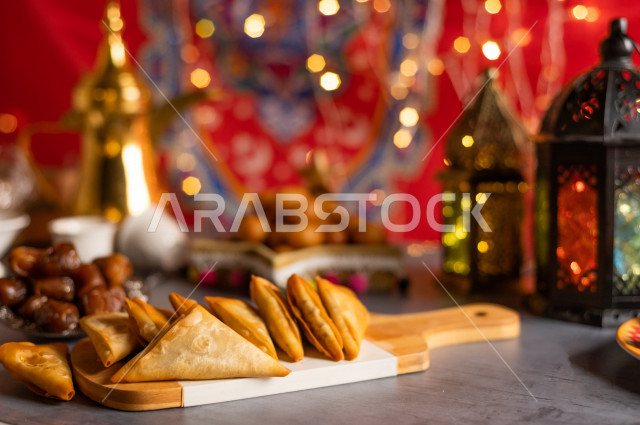 فانوس رمضان, إضاءة رمضان, زينة شهر رمضان،مشاركة الاجواء الرمضانية الرائعة ، بعض الأصناف من المأكولات العربية اللذيذة ، شهر رمضان ، رمضان كريم 