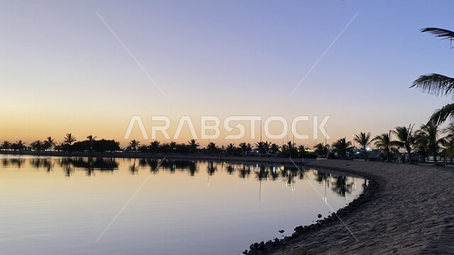 البيئة الساحلية في المملكة العربية السعودية, منظر الغروب على شاطئ مدينة ينبع, انعكاس مشهد السماء على ساحل البحر الأحمر, مناطق سياحية للرحلات والنزهات العائلية في المدينة المنورة، مناظر طبيعية على الشواطئ  الرملية