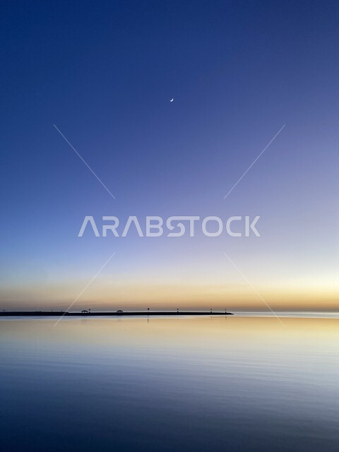 منظر الغروب على شاطئ مدينة ينبع الرملي, انعكاس مشهد السماء على ساحل البحر الأحمر في المملكة العربية السعودية, مناظر طبيعية على الشواطئ الساحلية, مناطق سياحية للرحلات والنزهات العائلية في المدينة المنورة