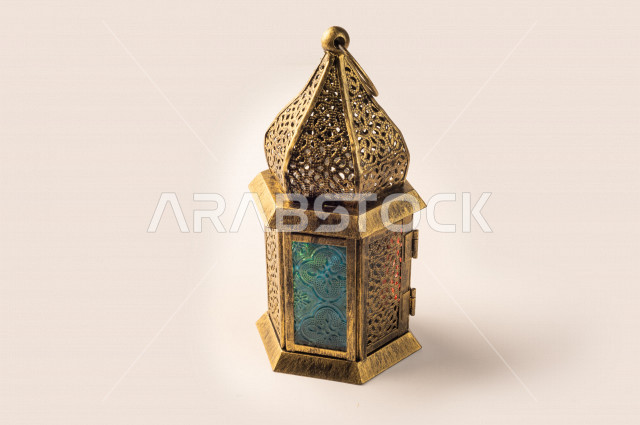 بورتريه لفانوس رمضان , زينة شهر رمضان ، شهر رمضان ، رمضان كريم ، خلفية بيضاء
