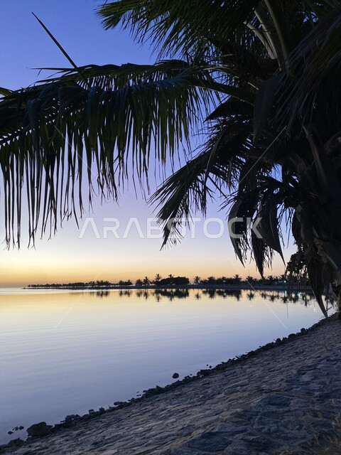 مناظر طبيعية على الشواطئ الساحلية, الاستمتاع بمنظر الغروب على شاطئ مدينة ينبع الرملي, مناطق سياحية للرحلات والنزهات العائلية في المدينة المنورة، انعكاس مشهد السماء على ساحل البحر الأحمر في المملكة العربية السعودية