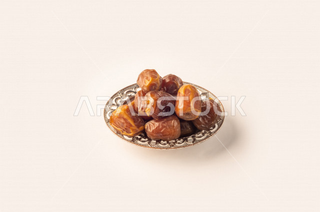 بورتريه لطبق من التمر الفاخر اللذيذ ، شهر رمضان ، رمضان كريم ، خلفية بيضاء