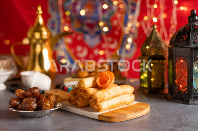 فانوس رمضان, إضاءة رمضان, زينة شهر رمضان،مشاركة الاجواء الرمضانية الرائعة ، بعض الأصناف من المأكولات العربية اللذيذة ، شهر رمضان ، رمضان كريم 