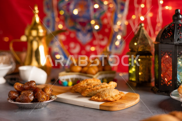 فانوس رمضان, إضاءة رمضان, زينة شهر رمضان،مشاركة الاجواء الرمضانية الرائعة ، بعض الأصناف من المأكولات العربية اللذيذة ، شهر رمضان ، رمضان كريم 