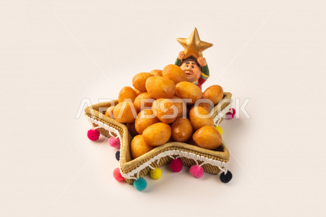 بورتريه لطبق العوامة الرمضاني الشهير، حلويات رمضانية  ، شهر رمضان ، رمضان كريم ، خلفية بيضاء