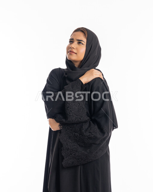 الشعور بالمرض والتعب، التهاب العضلات والمفاصل، الحاجه للعلاج وطلب المساعده، بورتريه مقرب لامرأة عربيه خليجيه إماراتية ترتدي العباءة السوداء، سيدة سعودية تضع يدها على كتفها بإيماءات تدل على الألم، خلفية بيضاء