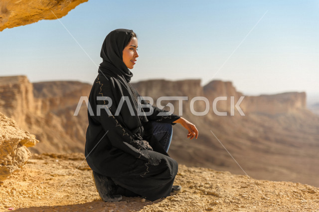 سائحة سعودية خليجية تزور الأماكن السياحية بالمملكة العربية السعودية  ، منطقة مطل نهاية العالم السياحة في الرياض  ، مناطق صحراوية ، جمال الطبيعة السعودية