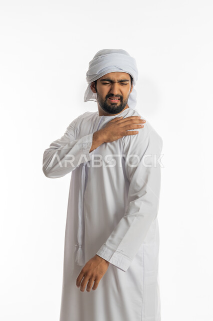 الشعور بالمرض والإرهاق، تعابير الألم و وجع الظهر، الحاجة للعلاج والاستشارة الطبية، بورتريه من الجانب لرجل عربي خليجي اماراتي يرتدي الكندورة الاماراتية والكندورة يضع يده على كتفه بايماءات التعب، خلفية بيضاء