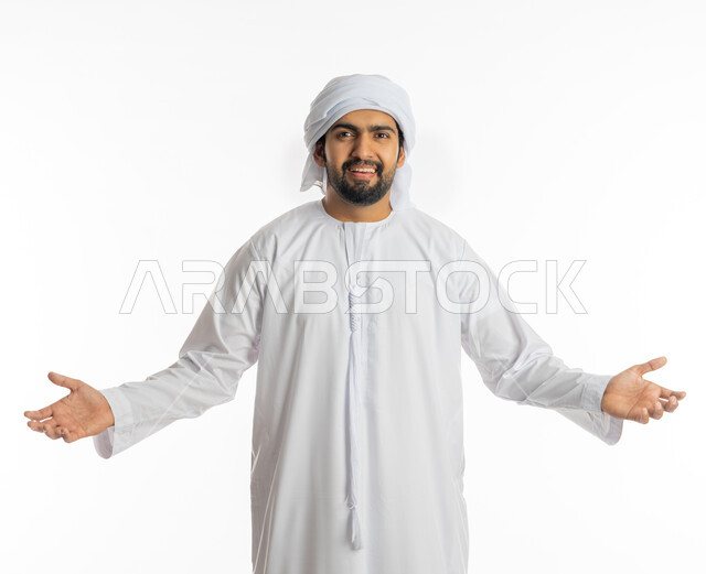 التساؤل والإستغراب والاستفسار عن أمر ما، الإستفهام حول موضوع معين, بورتريه لرجل عربي خليجي اماراتي يرتدي الكندورة الإماراتية والعمامة البيضاء يرفع يديه نحو الأعلى بإيماءات عدم المعرفة, الغموض وعدم الوضوح، خلفية بيضاء