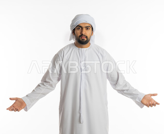 التساؤل والإستغراب والاستفسار عن أمر ما، الإستفهام حول موضوع معين, بورتريه لرجل عربي خليجي اماراتي يرتدي الكندورة الإماراتية والعمامة البيضاء يرفع يديه نحو الأعلى بإيماءات عدم المعرفة, الغموض وعدم الوضوح، خلفية بيضاء