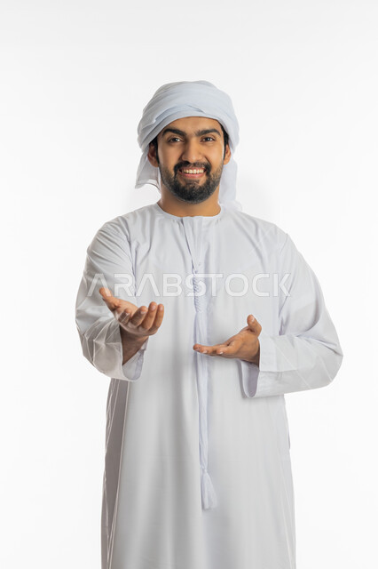 الإشارة نحو هدف معين، ايماءات حمل ورفع شيء ما، استخدام حاسة اللمس لتحريك العناصر الهولوجراميه، بورتريه لرجل عربي خليجي اماراتي يرتدي الكندورة الاماراتية والعمامة يشير الى يده، خلفية بيضاء
