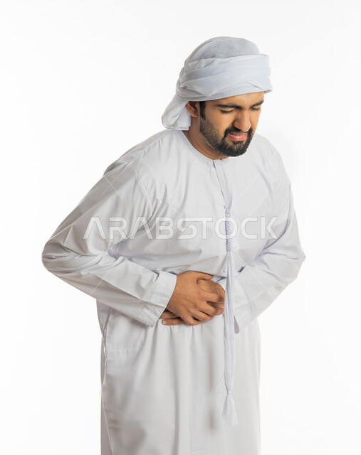 الإحساس بالمغص والوجع، الحاجه للمساعدة وطلب العلاج، الشعور بحرقة في المعدة وعسر الهضم، بورتريه لرجل عربي خليجي اماراتي يرتدي الكندورة الاماراتية والعمامة البيضاء يضع يده على بطنه ينحني من شدة الألم، إيماءات التقيؤ والغثيان، خلفية بيضاء