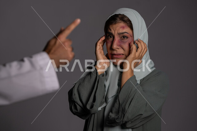 25 نوفمبر اليوم العالمي للقضاء على العنف ضد النساء ,حقوق المرأة المسلمه ,آثار الكدمات البدنية, التعرض للأذى الجسدي من قبل الرجال, العلاقات الزوجية الفاشلة, بورتريه مقرب لشابة عربيه إماراتية خليجية محجبة تبتعد بتعابير الخوف و الذعر, سيدة سعودية حزينة, خلفية رمادية
