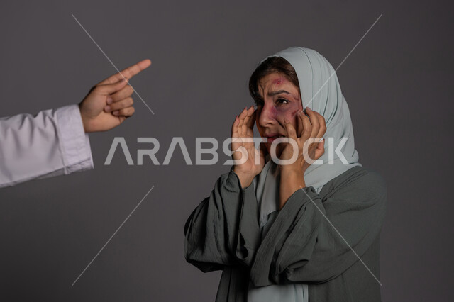 حقوق المرأة المسلمه ,آثار الكدمات البدنية, التعرض للأذى الجسدي من قبل الرجال, العلاقات الزوجية الفاشلة, 25 نوفمبر اليوم العالمي للقضاء على العنف ضد النساء ,بورتريه مقرب لشابة عربيه إماراتية خليجية محجبة تبتعد بتعابير الخوف و الذعر, سيدة سعودية حزينة, خلفية رمادية