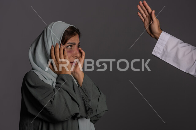 التعرض للأذى الجسدي من قبل الرجال, العلاقات الزوجية الفاشلة, 25 نوفمبر اليوم العالمي للقضاء على العنف ضد النساء ,حقوق المرأة المسلمه ,آثار الكدمات البدنية, بورتريه مقرب لشابة عربيه إماراتية خليجية محجبة تبتعد بتعابير الخوف و الذعر, سيدة سعودية حزينة, خلفية رمادية