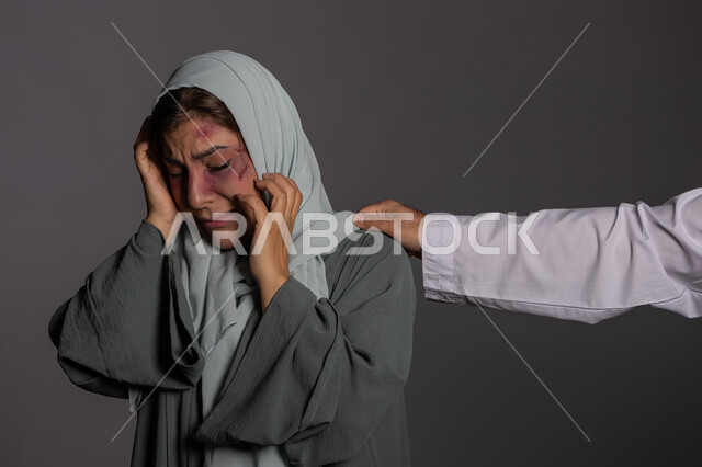 المعاناة من الحياة الزوجية الفاشلة, 25 نوفمبر اليوم العالمي للقضاء على العنف ضد النساء ,التعرض للأذى الجسدي من قبل الرجال, حقوق المرأة المسلمه ,آثار الكدمات البدنية, بورتريه مقرب لشابة عربيه إماراتية خليجية محجبة تبتعد بتعابير الخوف و الذعر, سيدة سعودية حزينة, خلفية رمادية