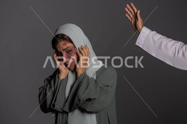 العلاقات الزوجية الفاشلة, 25 نوفمبر اليوم العالمي للقضاء على العنف ضد النساء ,التعرض للأذى الجسدي من قبل الرجال, حقوق المرأة المسلمه ,آثار الكدمات البدنية, بورتريه مقرب لشابة عربيه إماراتية خليجية محجبة تبتعد بتعابير الخوف و الذعر, سيدة سعودية حزينة, خلفية رمادية