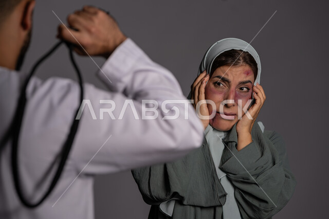 العلاقات الزوجية الفاشلة, التعرض للأذى الجسدي من قبل الرجال, سيدة سعودية حزينة, 25 نوفمبر اليوم العالمي للقضاء على العنف ضد النساء ,بورتريه مقرب لشابة عربيه إماراتية خليجية محجبة تضع يدها على وجهها بتعابير الخوف و البكاء, حقوق المرأة المسلمه، خلفية رمادية