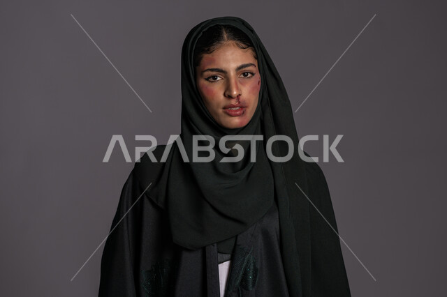 تعابير الانهيار و التعب, العلاقات الزوجية الفاشلة, 25 نوفمبر اليوم العالمي للقضاء على العنف ضد النساء ,حقوق المرأة المسلمه, آثار الكدمات الجسدية, بورتريه مقرب لشابة عربيه إماراتية خليجية محجبة تنظر الى الكاميرا بإيماءات الضعف, سيدة سعودية حزينة, خلفية رمادية