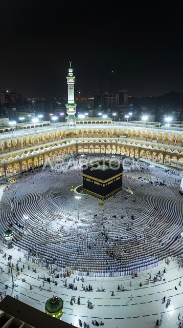 أداء مناسك الحج والعمرة، العبادة والتقرب إلى الله، معالم دينية إسلامية، موسم الحج 2024، الحجاج المسلمين يقومون بالطواف حول الكعبة المشرفة في وقت الليل، الحرم المكي الشريف في مكة المكرمة بالمملكة العربية السعودية، فضل العمرة في شهر رمضان المبارك