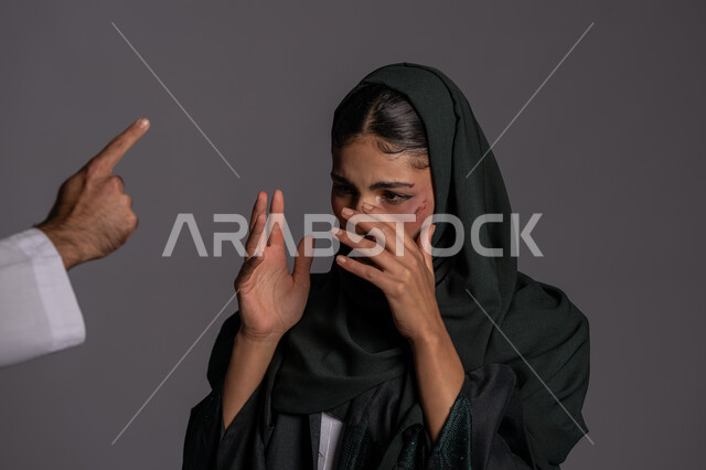 إيماءات التوبيخ  والتنبيه، اليوم العالمي للقضاء على العنف ضد النساء 25 نوفمبر, إجبار الامرأة على السكوت من قبل الرجال, العلاقات الزوجية الفاشلة, بورتريه مقرب لشابة عربيه إماراتية خليجية محجبة تنظر بتعابير الخوف, سيدة سعودية حزينة, حقوق المرأة المسلمه، خلفية رمادية