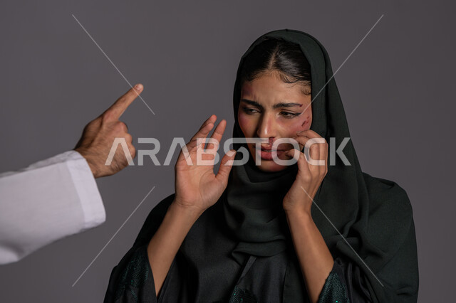 تعابير التوبيخ  والتنبيه، اليوم العالمي للقضاء على العنف ضد النساء 25 نوفمبر, إجبار الامرأة على السكوت من قبل الرجال, العلاقات الزوجية الفاشلة, بورتريه مقرب لشابة عربيه إماراتية خليجية محجبة تنظر بإيماءات الخوف, سيدة سعودية حزينة, حقوق المرأة المسلمه، خلفية رمادية