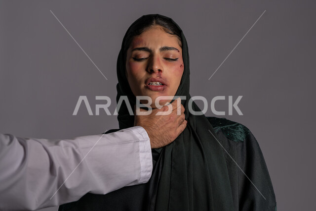 امراض نفسية ومشاكل زوجية, ايماءات التعب و الانهيار, 25 نوفمبر اليوم العالمي للقضاء على العنف ضد النساء ,حقوق المرأة المسلمه ,آثار الكدمات البدنية, بورتريه مقرب لشابة عربيه إماراتية خليجية محجبة تتعرض للأذى الجسدي من قبل الرجال, سيدة سعودية حزينة, خلفية رمادية