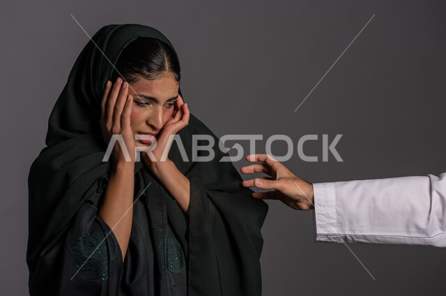 العلاقات الاسرية الفاشلة, 25 نوفمبر اليوم العالمي للقضاء على العنف ضد النساء ,التعرض للأذى الجسدي من قبل الرجال, حقوق المرأة المسلمه ,آثار الكدمات البدنية, بورتريه مقرب لشابة عربيه إماراتية خليجية محجبة تبتعد بتعابير الخوف و الذعر, سيدة سعودية حزينة, خلفية رمادية
